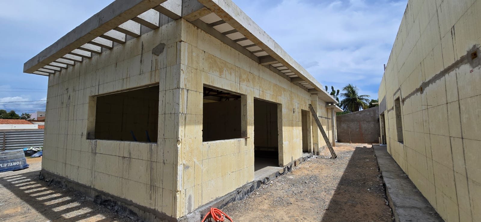 Parede de casa em ICF em construção, com as formas de EPS brancas