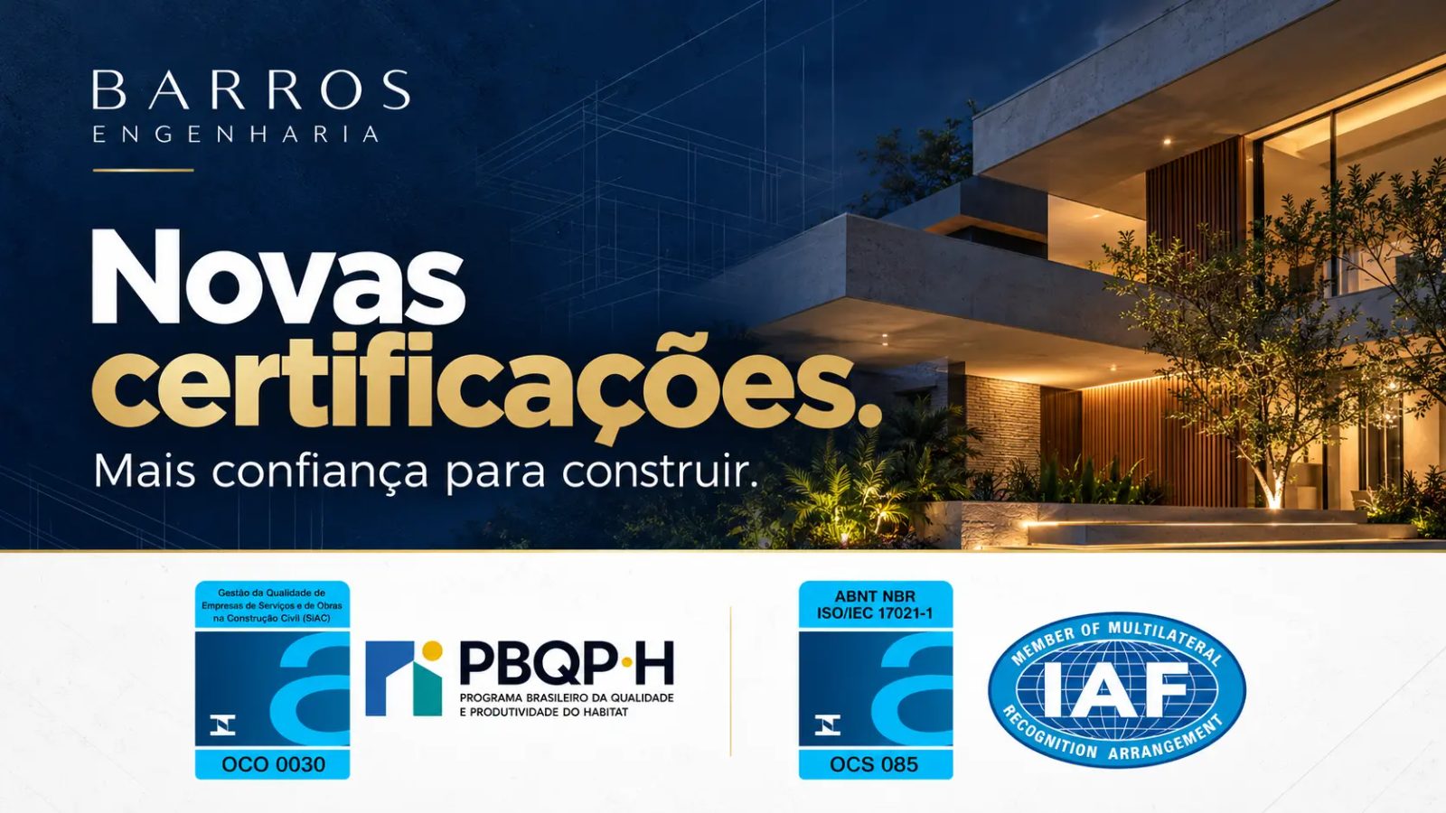 Engenheiro conferindo a estrutura de uma casa em construção em Irecê, com prancheta de verificação na mão