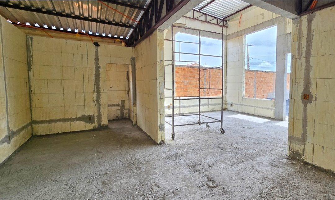 Sala com Pé Direito Duplo construída com Parede em EPS montadas e cobertura metálica com telha termoacústica, em obra no interior da Bahia
