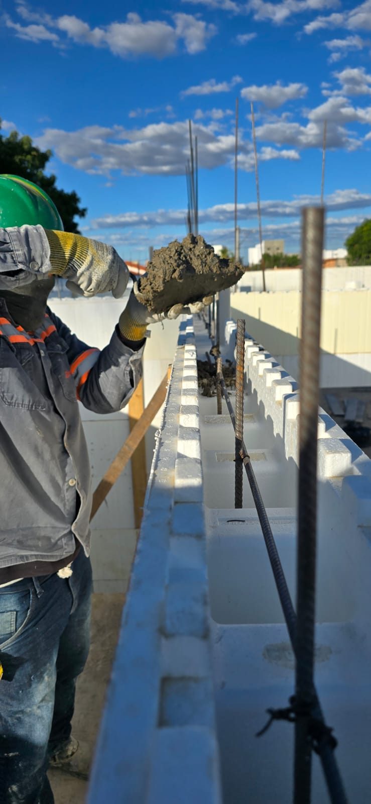 Blocos de ICF durante a concretagem, mostrando o vazio interno onde entra o concreto e o aço.