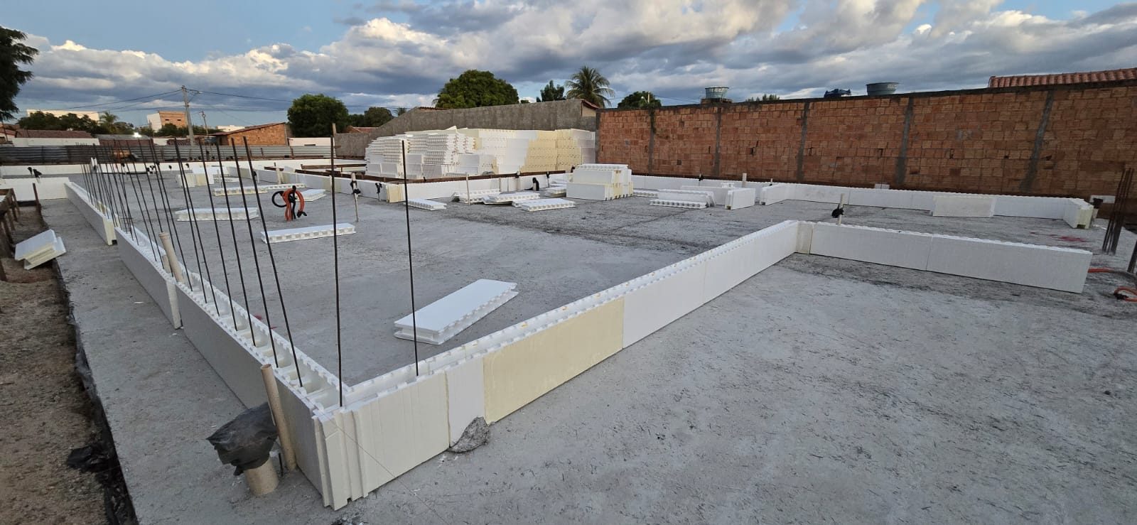 Armadura de aço posicionada dentro dos blocos de ICF antes do concreto