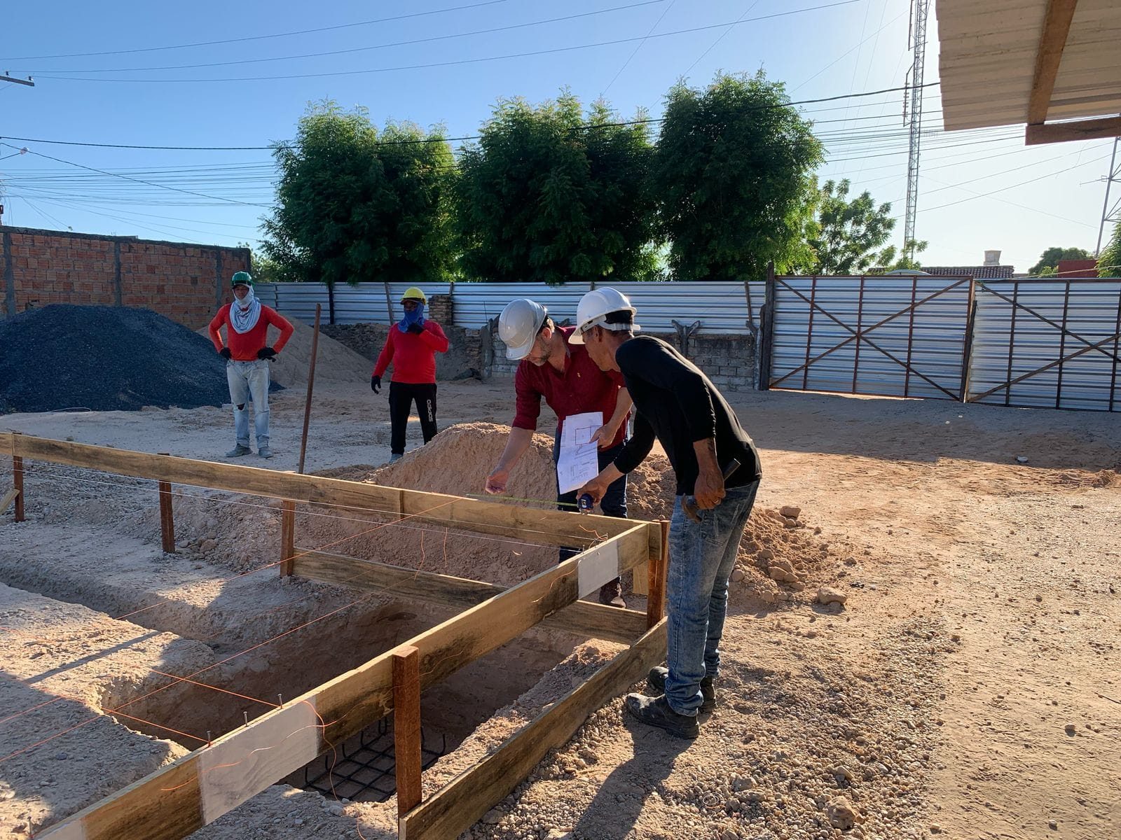 Engenheiro conferindo ferragens e formas antes de uma concretagem em obra