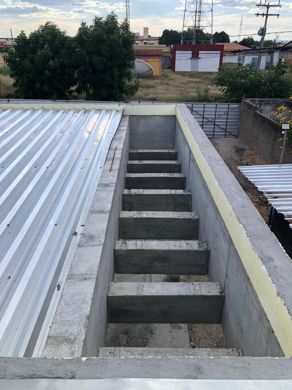 Estrutura em balanço sobre EPS e telhas termoacústicas em instalação